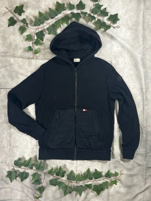 Moncler Maglia Cardigan – Black Label – Strl M - |Färg: Svart, ton-i-ton, quiltad front | Modell: Maglia Cardigan Black Label, hybrid | Storlek: M, normal passform | Skick: Grade A, 10/10 | Hör av dig ifall du har funderingar!