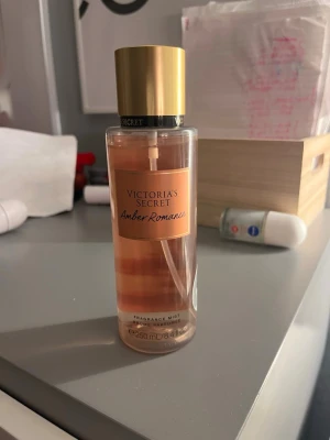 Victoria's Secret Amber Romance  - Amber Romance body mist  från Victoria's Secret är en populär fragrance mist på 250 ml. Perfekt för dig som vill ha en fräsch och lätt doft att spraya på när som helst under dagen. Kan även gå med på byten❤️