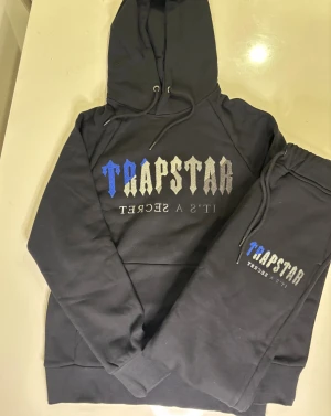 Trapstar set tracksuit - Säljer en helt ny Trapstar tracksuit. Storlek M men passar S. Finns fler spännande artiklar på profilen!!