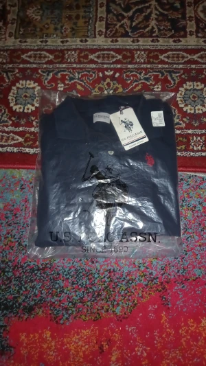 Mörkblå pikétröja från U.S. Polo Assn - Har bara använt typ 3-4. Om du försöker hitta en bra grisch tröja så rekommenderar jag att köpa den här👍. Jätte bra kvalitet✅️