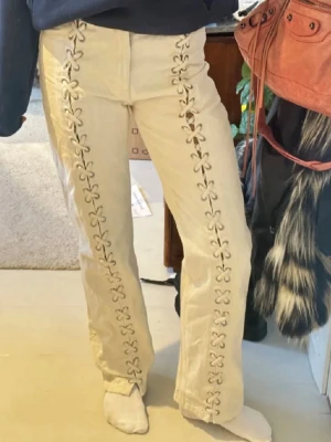 Beiga byxor med snörningsdetaljer H&M - Säljer dessa beiga snörade jeans från hm i strl 36! De är i bra skick och kan tänka mig att sälja dem för 450 då de är stor efterfrågan på dessa jeans!💐🩷🤗 Kom gärna med prisförslag!