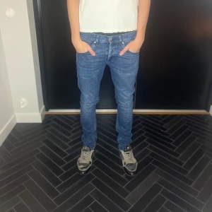 Dondup George  - Dondup jeans!! | Säljer dem här supersnygga Dondup jeansen 💫 | Jeansen  är i W31 o i en tvär fet tvätt  | Mått längd: 101cm | midjebredd: 40cm | Jeansen är 9/10 skick och i en slim model 🌟| Nypris - Runt 2999 sek | Pris kan diskuteras vid snabb affär!! 💸 | För flera bilder eller frågor så är det bara att kontakta mig📩