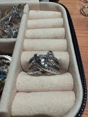 Silvrig ring med ormdesign - Cool silvrig ring med detaljerat ormmotiv där tentaklerna slingrar sig runt fingret. Perfekt accessoar för dig som gillar unika smycken med marint tema.