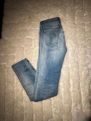 Replay LUZ ljusblå jeans, storlek 27, 30 - Säljer ett par Replay LUZ jeans i ljusblå riktigt snygg tvätt med klassiska fem fickor och snygga detaljer på bakfickorna. Jeansen har normal passform och raka ben, tillverkade i mjukt jeanstyg som sitter skönt hela dagen. 