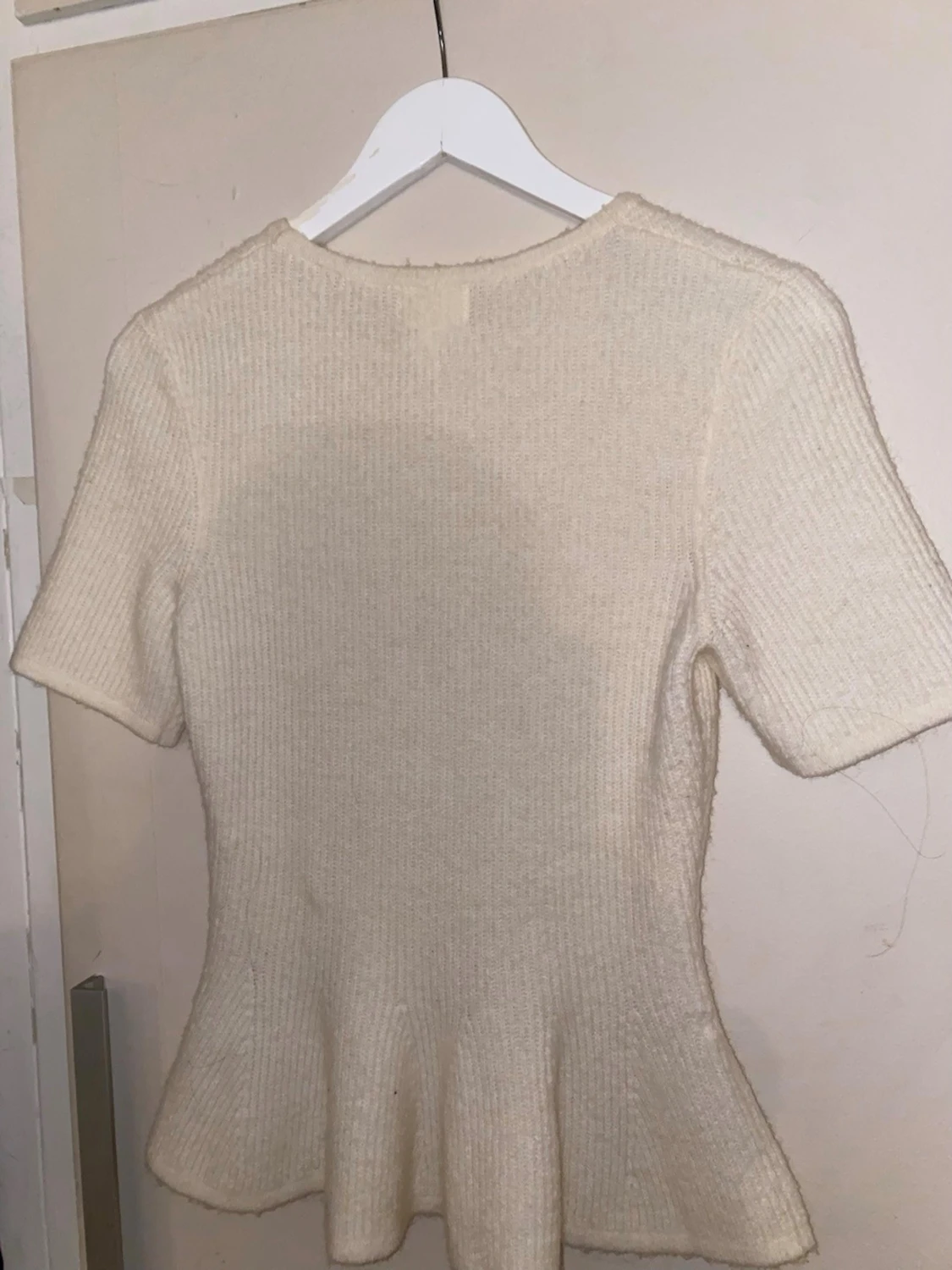 Beige stickad topp med volangkant - 3