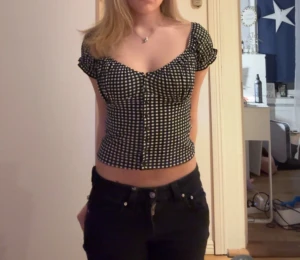 Svartvit rutig croppad blus - Säljer en snygg topp som ej kommer till användning längre!🩷