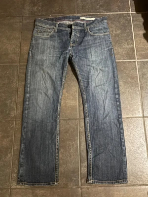Tommy hilfiger Denim jeans - Tjena! Säljer dessa grymt feta Tommy Hilfiger jeans med snygg tvättad look och grym kvalité för de billiga priset av 399kr!! Storleken är 30/34 och sitter som slim/regular.