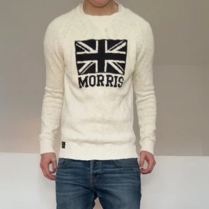 Vit Morris Storbritannien tröja - Säljer en sjukt fet vit tröja från Morris med brittiska flaggan framtill. Strl M och sitter som S–M. Tröjan är i bra skick och har en unik stil som sticker ut. Hör gärna av er vid frågor eller funderingar!!
