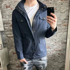 Bondelid Field Jacket - Mycket fint skick, inga defekter. Storlek M  passar dig som är mellan 175-185cm ungefär. Nypris ca 2000kr. Modellen är 185 cm, 79 kg. Passar bra nu till vind och regn. Skriv för mer information!🤝