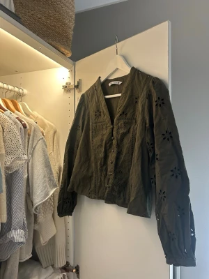 Olivgrön Zara blus  - Säljer en olivgrön/khaki långärmad blus med broderi och knappar från Zara. Storlek S och i mycket bra skick💗