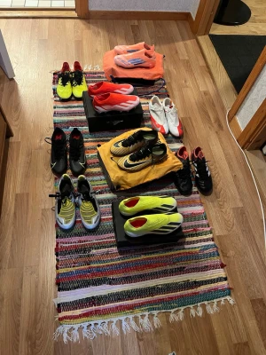 Fotbollskor elite alla storlek 40 nya - Säljer många fotbollskor med nytt skick. Alla är elite och är storlek 40 eller 40,5. Det är riktigt bra pris på alla. Pris kan diskuteras privat. Går även med på byte.