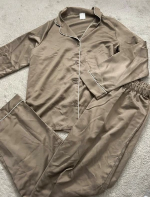 Pyjamas lounge S - Säljer detta pyjamas sätt från lounge aldrig använd!