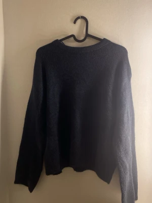 Mörk blå stickad tröja - Nytt skick! 