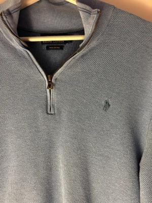 Ralph lauren half zip - Blå Ralph lauren half zip| Liten missfärgning syns på bild, är knappt synligt när man bär plagget.