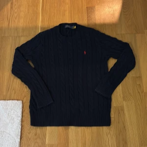 Säljer en polo Ralph laurhen stickad tröja  - 💎 Detaljer: • Märke: Polo Ralph Lauren • Storlek: S • Färg: mörkblå • Material: Mjuk och skön bomullsblandning • Skick: jätte bra skick  • Passform: Slim och snygg – sitter perfek