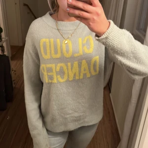 Tröja med text - Säljer denna as snygga stickade tröja i en mint grön färg och coolt tryck i neongult, i strl xs, passar mig superbra med xs-m