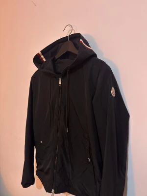 Moncler Jacka - Svårt jacka från Moncler, knappt använd, inget slitage, NFC tag funkar, har även kvar prislappen. Skickas samma dag som köpet sker. 