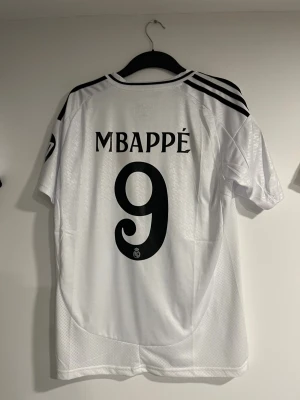 Mbappe fotbollströja - En helt ny Mbappe tröja. Den är i stolek M och har aldrig använts. Vid frågor bara hör av er 🙂
