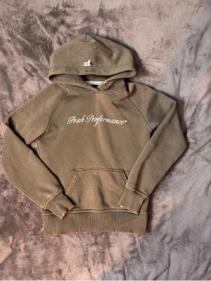 Peak performance hoodie - Tjenare säljer nu denna peak performance hoodien för att det inte passar längre. Färgen är olivgrön och modellen är unik. Str S