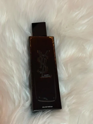 MYSLF EDP YSL parfym  - MYSLF Eau de Parfum Yves Saint Laurent parfym, perfekt för dig som vill ha en ikonisk doft. Eau de Parfum-variant. Märkets logga pryder framsidan för en lyxig känsla.