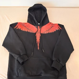 Säljer en helt ny Marcelo burlon county of Milan hoodie  - Helt ny hoodie har använt den bara en gång den är jätte skön och fin rekommenderar och köpa 