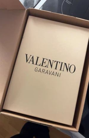 Valentino Garavani Open 36 - Säljer dessa oanvända nya valentino skor köpta från miinto.   Tyckte inte dem va så sköna för mina fötter så säljer dem vidare till ett nytt hem. Mer bilder kan såklart skickas.   Alla tillbehör följer med så som box, dustbag, extra snören & äktehetsbevis. Samt kvitto om så önskas.  Nypris 6800kr! Mitt pris: 4500kr.  ‼️Endast testade och använda 2 gånger‼️