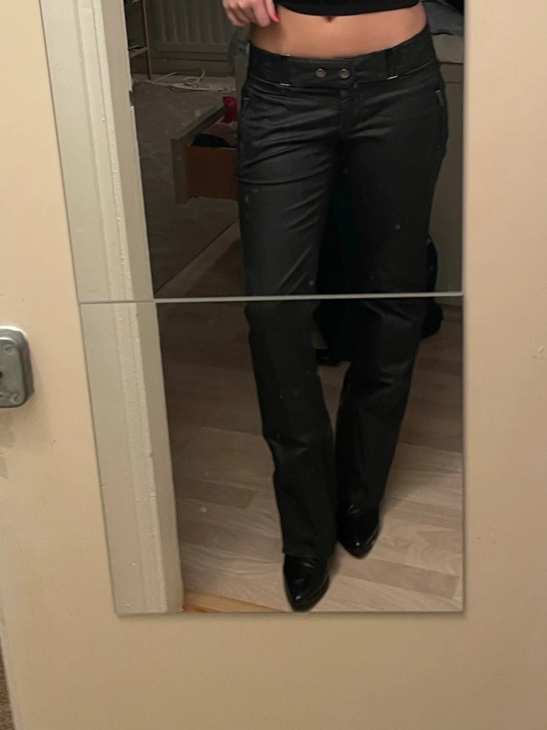 Svarta lowwaisted byxor  med dragkedjor - 1