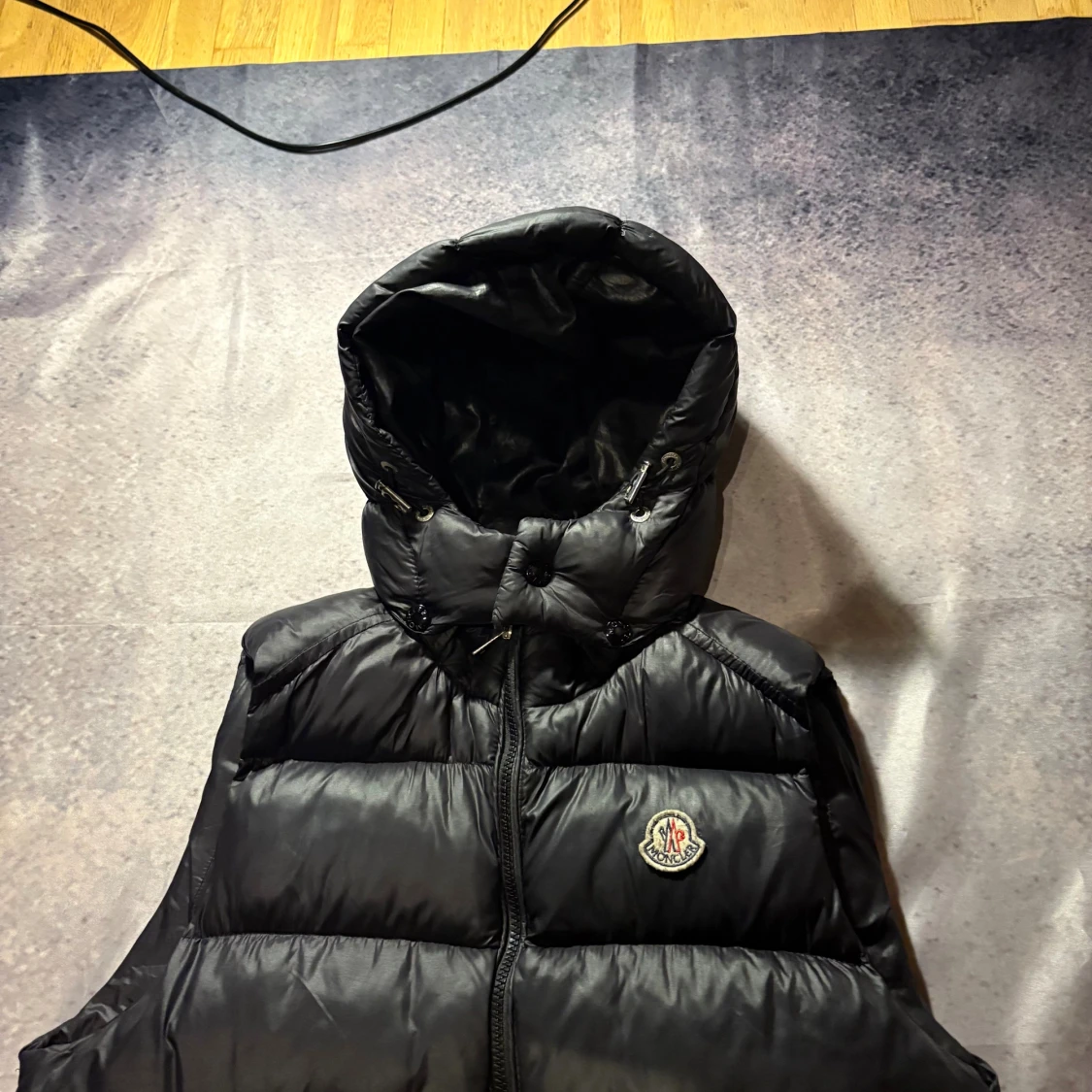 Svart dunväst från Moncler med huva - 2