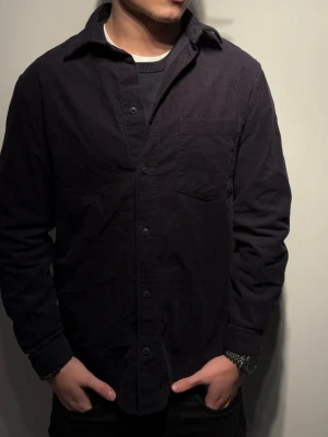 Mörk blå skjorta/overshirt från H&M - Helt oanvänd Skjorta/overshirt från HM. Den är i storlek S. Modellen på andra bilden är 179cm🤗 Skriv privat för mera info eller frågor🤟🏻