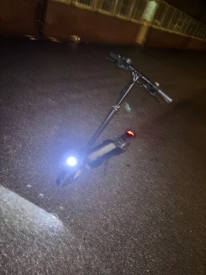 Svart elektrisk Scooter  - Säljer en svart elektrisk Scooter 2500w premium med robust ram och breda däck för extra stabilitet. Utrustad med stark framlykta, bakljus och digital display på styret. Hastighet 80km/tim. Bytt däck på baksidan. Scootern har dubbla fjädringar fram och bak, samt en bred fotplatta med logga. Perfekt för dig som vill ha en kraftfull och cool elsparkcykel. Ny pris ligger ungefär på 19500kr. Köpte den från en vän för 15500kr. Laddare ingår. Den har använts i 2 år och funkar helt perfekt. Hämtas tack.