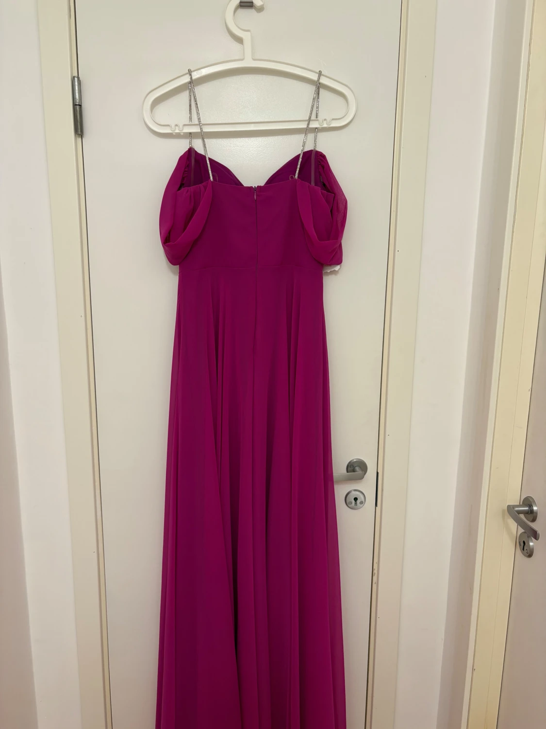 Lång ceriserosa klänning med drapering + en matchande scarf - 2