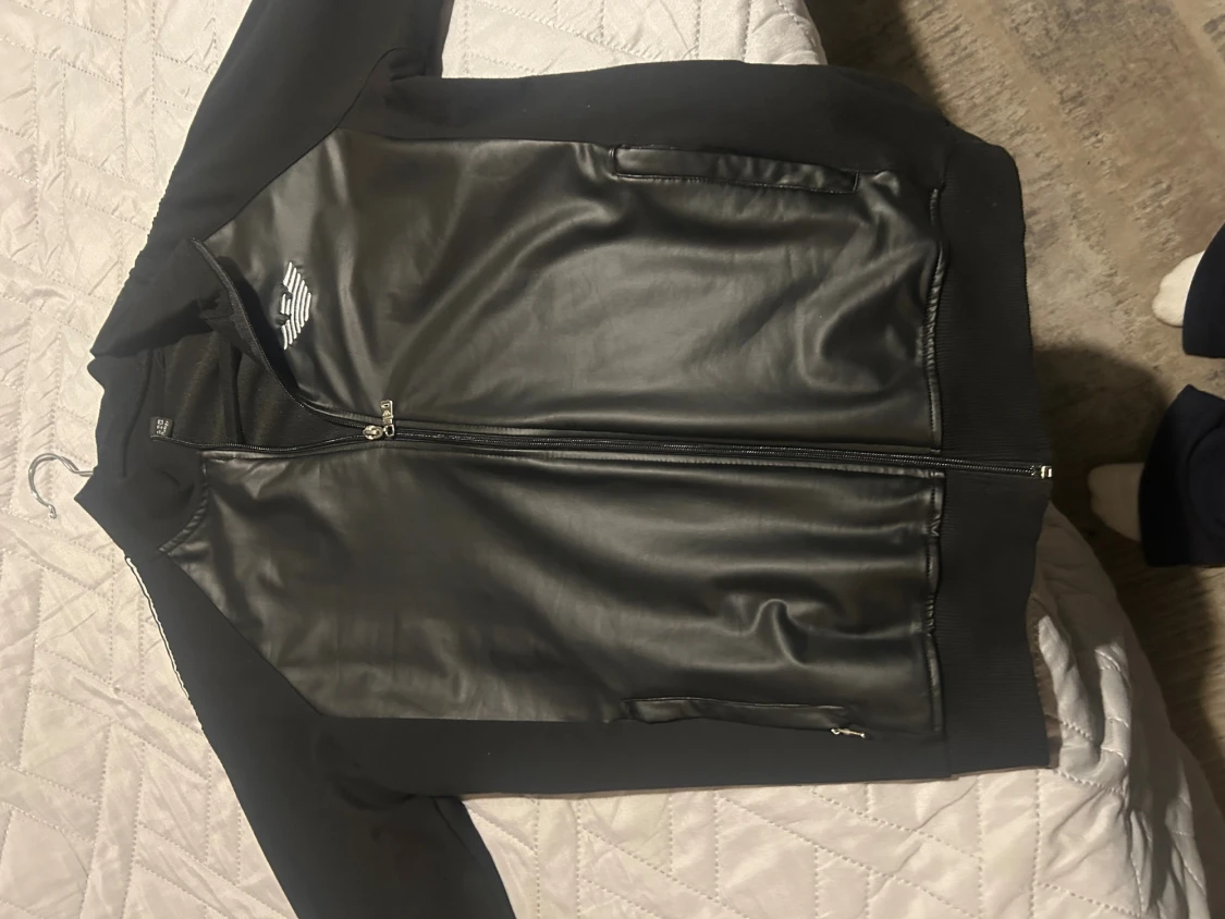 Svart skinnbomberjacka från Armani - 1