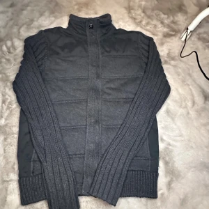 Stickad cardigan - Väldigt fint skick utöver att det är ett felstygn på den. Syns inte på avstånd och märks inte av. Tveka inte på att ställa frågor.