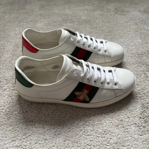 Gucci ’Ace’ sneakers | 43 - Säljer dessa snygga Gucci ’Ace’ skorna! | Size: US9, vilket motsvarar 42-43 | Väldigt fint skick, endast lite smutsig sula :) | Box & tags följer med | Skriv vid frågor och funderingar!