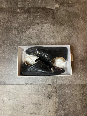 Maison Margiela Gats Paintsplatter  - Tjatja! säljer nu mina överfeta margiela gats för ett riktigt bra pris, dessa är från 2013 och i otroligt skick för dess ålder👏 Allt finns OG förutom kvitto och jag har LC från RebelRags på insta - även där de är köpta🫡Storleken är 40,5 men sitter men passar en 41,5-42, tveka inte på att skriva ifall ni har några som helst frågor🙏