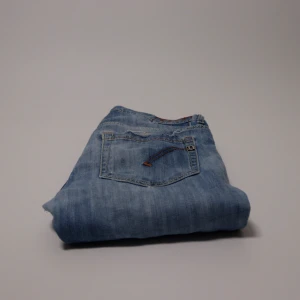 Dondup George  - Dondup George // Slim Fit Storlek: 30 Mått: Midja: 39 cm, Innerben: 77 cm, Benlängd: 101 cm Nypris: 3399 :-  Vårt pris: 519:- Hojta gärna vid frågor – vi svarar dig alltid snabbt med ett trevligt bemötande. Allt gott, /Team Trovata 