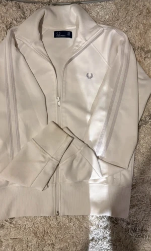 Tröja från fred Perry - Fred Perry tröja, vit tröja med lila grå aktigt märke 