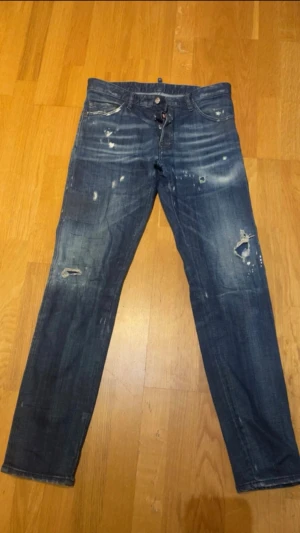 Dsquared jeans  - Säljer ett par dsquared jeans som är köpta på YOOX för drygt 5 år sen. Har inte använts på minst 3 år och är sparsamt använda och inga större skador. Förutom sömmarna på både bakfickorna som har blivit som hål, borde dock vara enkelt att fixa hos någon kunnig.