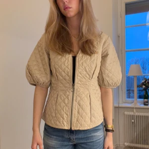 Beige quiltad blus - Så fin går att ha som kofta eller topp!!🤎🩷