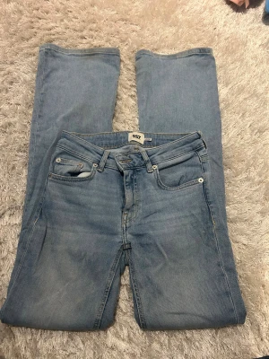 ljusbåa bootcut jeans - älskar de har byxorna men de är nu för små för mig, finns en lite rhinestone detalj på ena fickan som snart är borta som jag själv satt dit.