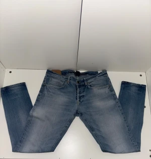 Dondup George  - Ett par lite schystare dondup jenas med färgen ljusblå. I väldigt bra skick. Är bara att höra av er vid frågor