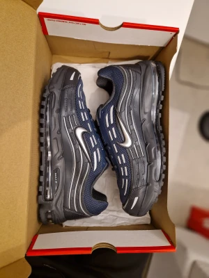 Oanvända Nike Air Max 2.5 EU45 - Helt nya i original låda. Storlek 45 (29 cm). Pris 2000 kr. Kvitto finns. Inga byten/trade eller returer. Skickar spårbart och försäkrat mot porto