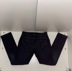 Dondup George  - Säljer nu dessa lite schystare dondup jeans. I färgen mörkblå. Väldigt stilrena. Vid frågor eller funderingar är det bara att höra av er.
