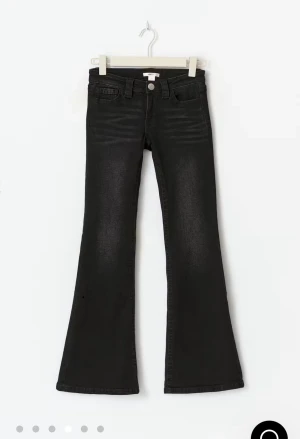 Svarta low waist jeans - svarta low wait jeans som knappt är använda och inte urtvättade. Dem är från gina young i storlek 152 men långa i storleken. Skriv för mer bilder eller frågor💕pris går att diskutera 