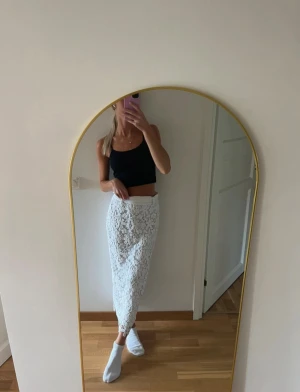 Vit kjol - Superfin vit kjol som aldrig kommit till användning (endast testad). Har ett skärp i midjan som man kan justera🤍