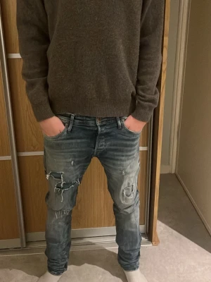 VAILENT stickad  - Säljer en stickad VALIENT tröja. Skicket är 10/10 inga defekter på den. Ny pris på den är 900kr kan gå ner vid snabbaffär. Storleken är S. Modellen är 174 och väger 58. Bara höra av sig vid frågor och funderingar🙂