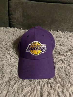 Lakers keps  - Lila Lakers keps Nice att ha till sommaren