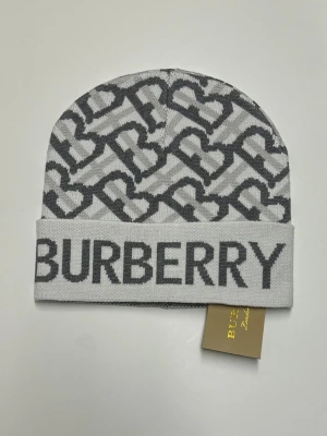 Burberry Mössa  - Helt ny aldrig använd. Storlek One size. Snabb frakt fraktar inom 24h.