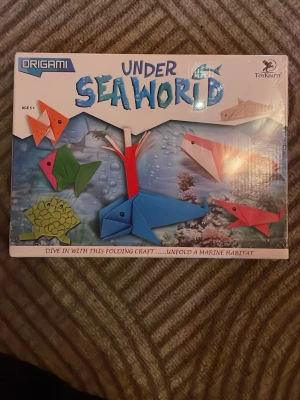 Ingen väst synlig på bilderna - Helt nytt origami-kit med havstema från ToyKraft. Innehåller papper och instruktioner för att vika olika havsdjur.