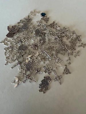 Ca 100st berlocker - Alla på bilden ingår i paketet  Säljer av lite berlocker och smyckestillbehör till bra priser på sånt vi inte använder för att göra smycken längre .   Inget är äkta guld/silver  Fråga gärna om storlek
